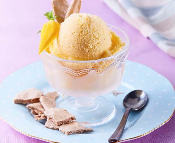 Helado con mango y merengue