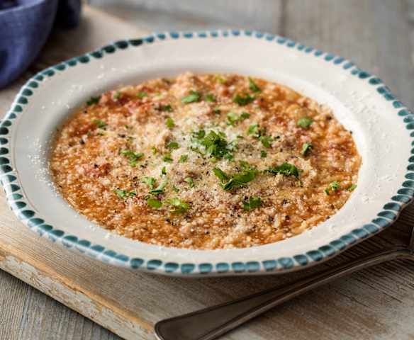 Włoska zupa z kiełbasą i makaronem orzo