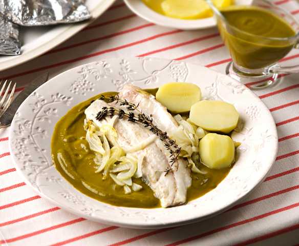 Lubina en papillote con crema de grelos