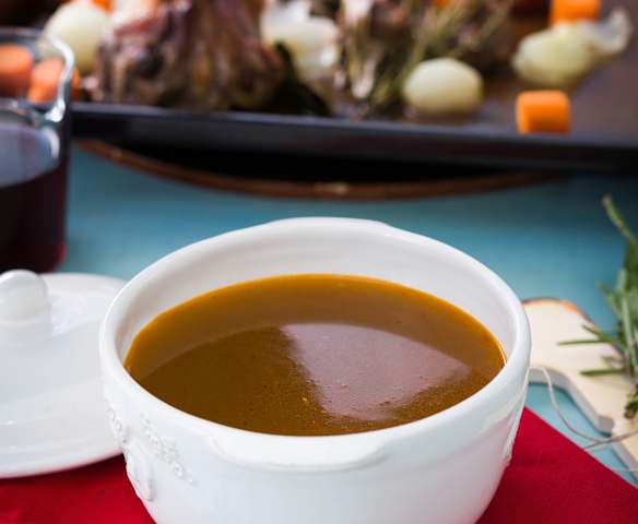 Caldo oscuro de ternera