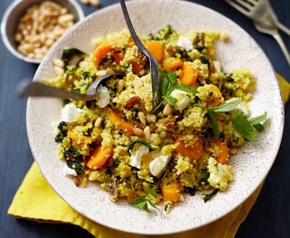 Gemüse-Couscous mit Aprikosen und Pinienkernen
