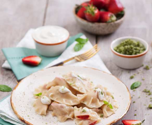 Pierogi z truskawkami ze śmietaną i miętowym cukrem