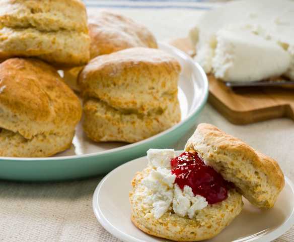 Scones de suero de leche con queso fresco