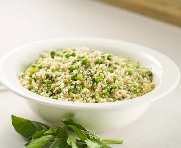 Salada de quinoa com ervilhas e pesto de coentros