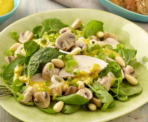 Špenátový salát s mandlemi a kuřetem