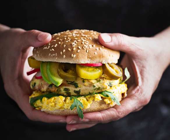 Hamburguesa de pollo con jalapeño y lima con smash de maíz