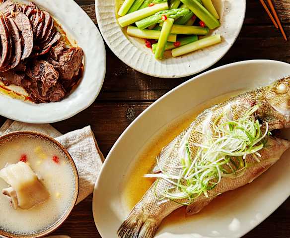 卤牛腱/黄豆猪蹄汤/清蒸鲈鱼/芦笋