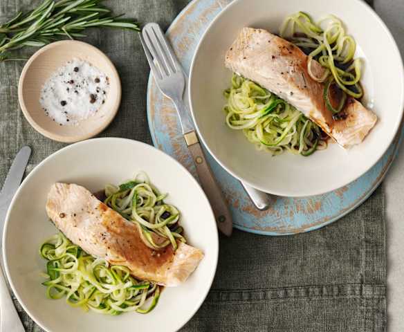 Noodles de curgete e salmão com vinagre balsâmico