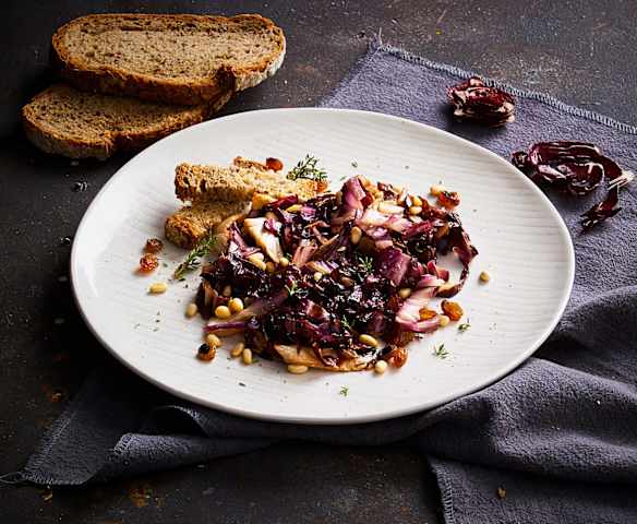 Contorno di radicchio, uvetta e pinoli