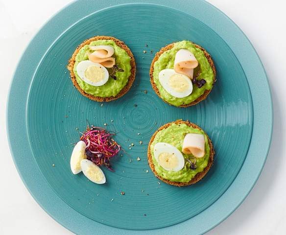 Tartine di pane nero con avocado e tacchino