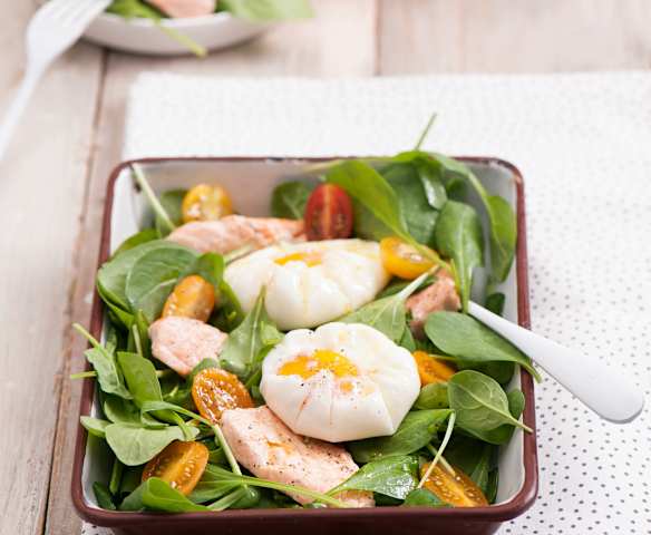Sałatka szpinakowa z łososiem i jajkiem w koszulce