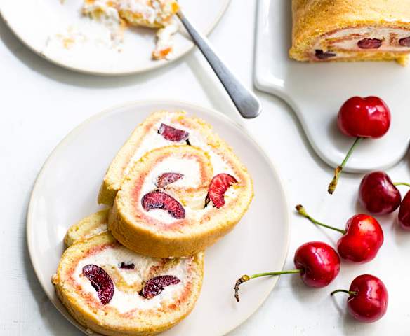 Gâteau roulé aux cerises et à la chantilly