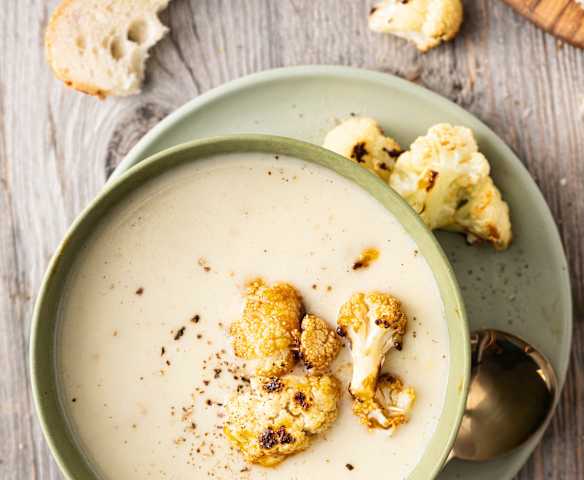 Blumenkohlcremesuppe mit glasierten Blumenkohlröschen Blumenkohlcremesuppe mit glasierten Blumenkohlröschen