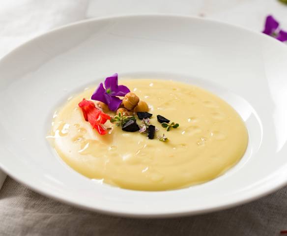 Crema de legumbres con ajos negros de las pedroñeras Pedroñete