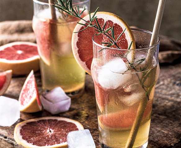 Tisana fredda al pompelmo e rosmarino Tisana fredda al pompelmo e rosmarino