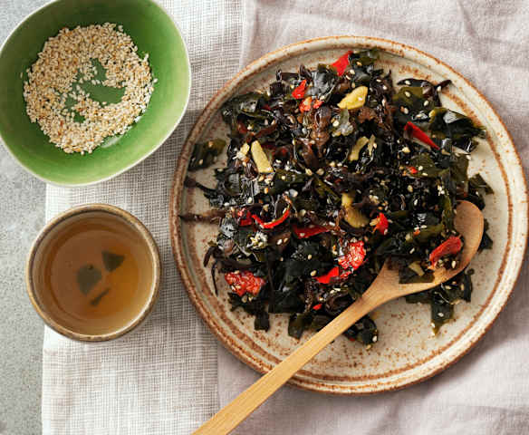 Sałatka z wodorostów wakame z grzybami mun i sezamem Sałatka z wodorostów wakame z grzybami mun i sezamem