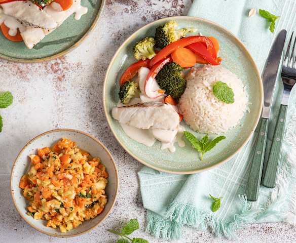 Ryba w orzeszkowym sosie curry z ryżem i warzywami; Surówka z cukinii, marchewki i mięty