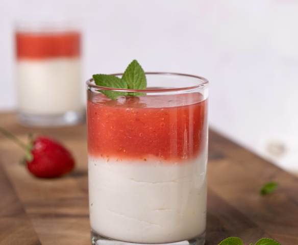 Çilekli Yalancı Panna Cotta