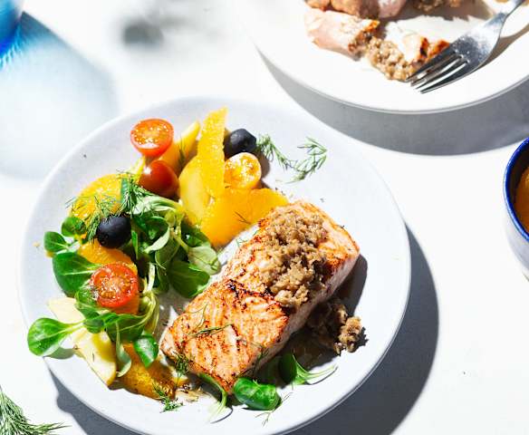 Salmón marinado a la plancha con ensalada