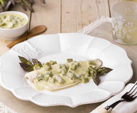 Filetti di branzino con salsa agli asparagi