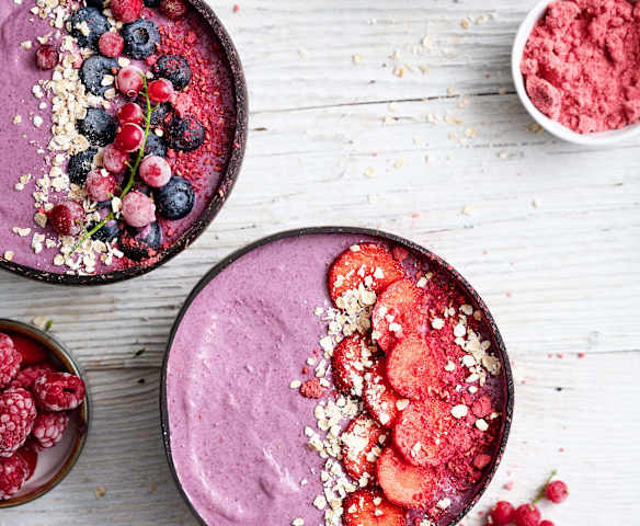 Pinke Frühstücksbowl mit Beeren