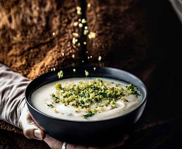 Soupe de chou-fleur, chapelure aux anchois