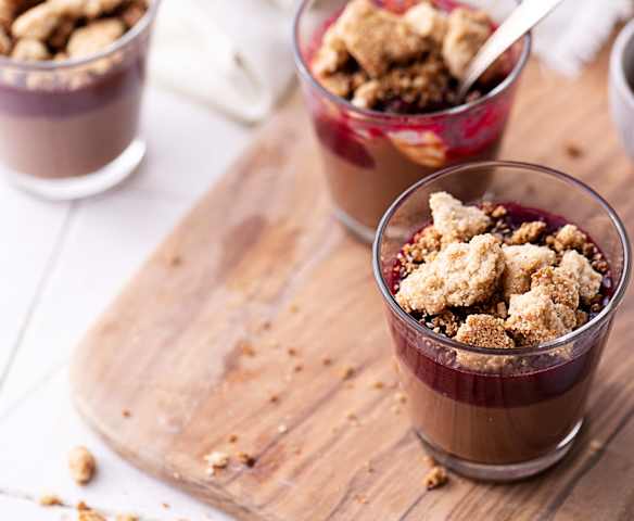 Crema al cioccolato con salsa ai frutti rossi e crumble (Bimby Friend)