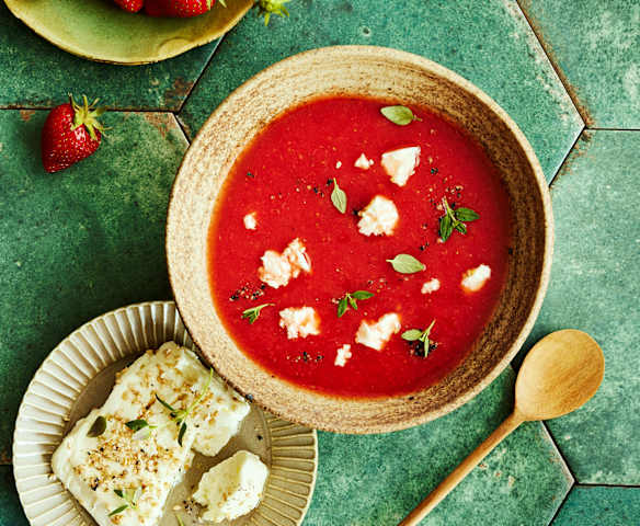 Tomaten-Erdbeer-Chili-Suppe mit Sesam-Feta Tomaten-Erdbeer-Chili-Suppe mit Sesam-Feta