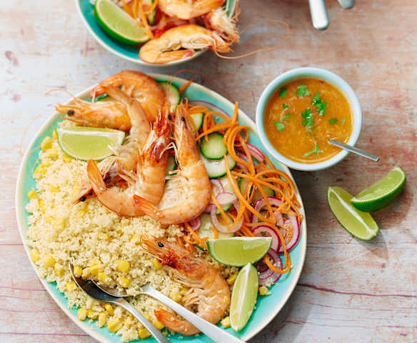 Salade de couscous, crevettes, pickles et sauce au citron vert
