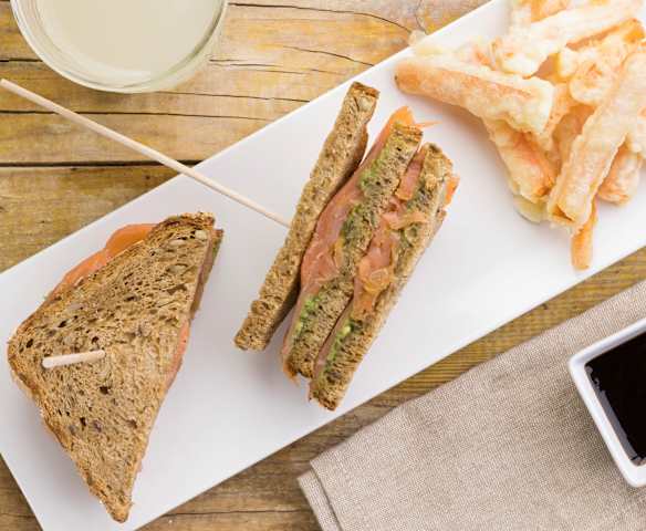Club Sandwich salmone, avocado con carotine e salsa teriyaki
