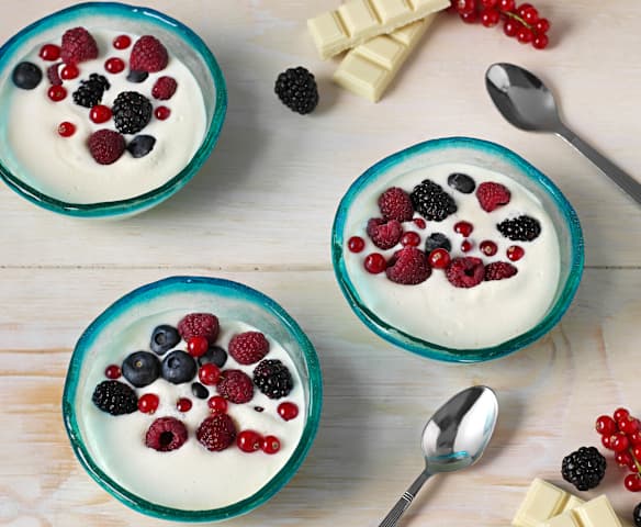 Crema de chocolate blanco con frutos rojos