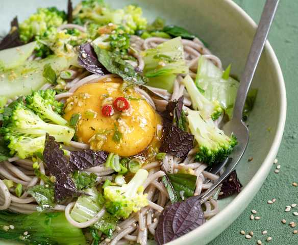 Nouilles froides aux légumes et mayak yolk Nouilles froides aux légumes et mayak yolk