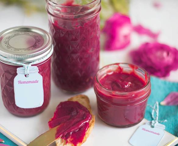 Himmlischer Aufstrich aus Himbeeren und weißer Schokolade