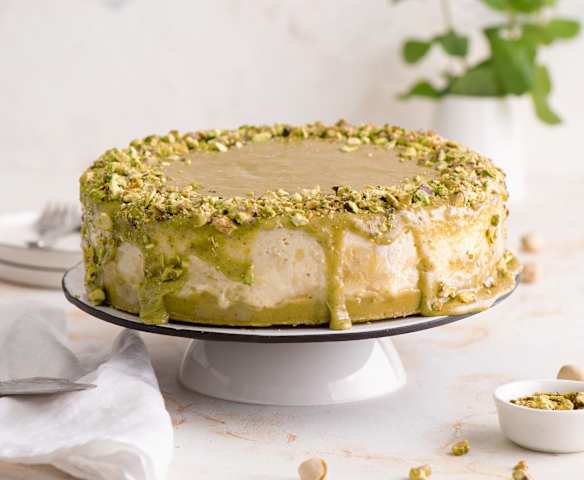 Sernik z białą czekoladą i polewą pistacjową