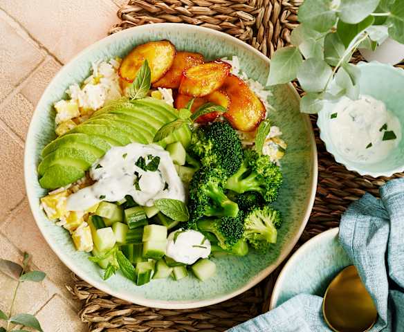 Bowl mit Mango-Reis, Avocado und karamellisierten Bananen