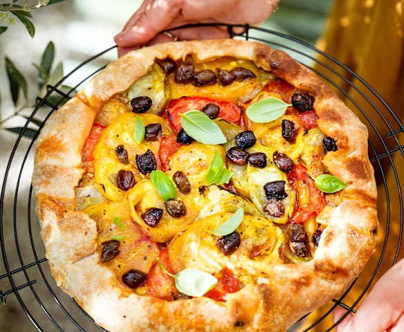 Tarte à partager aux tomates, basilic, olives et chorizo Tarte à partager aux tomates, basilic, olives et chorizo