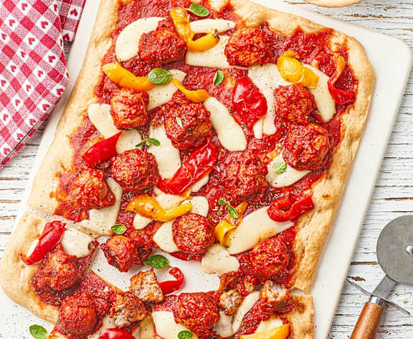Pizza aux boulettes de viande à la sauce rouge épicée, Scamorza et poivrons Pizza aux boulettes de viande à la sauce rouge épicée, Scamorza et poivrons