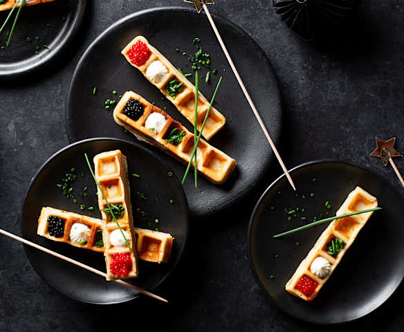 Bocados de gofre con caviar