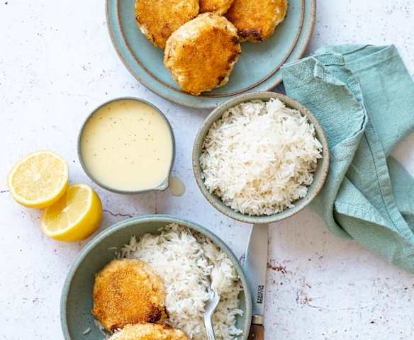 Croquettes de poisson,  sauce citronnée et riz coco
