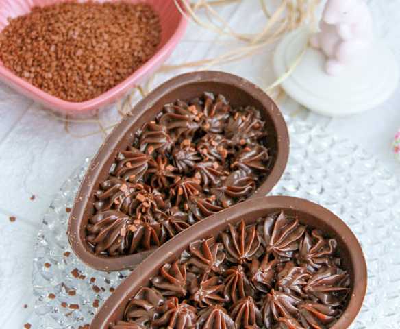Ovo de chocolate recheado com brigadeiro
