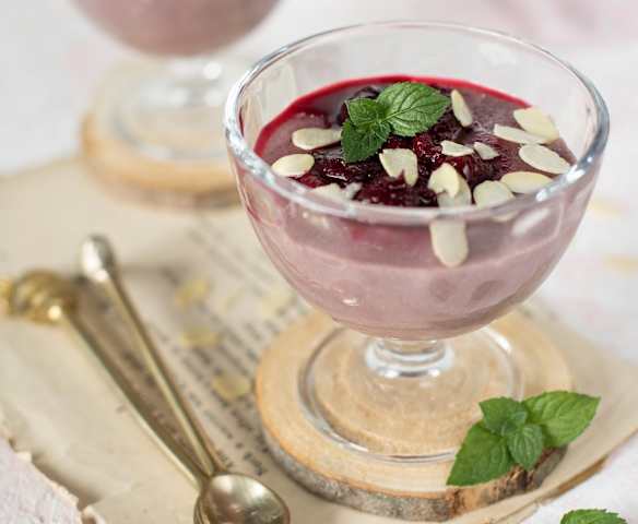 Różowy budyń z komosy ryżowej, wiśni i napoju migdałowego