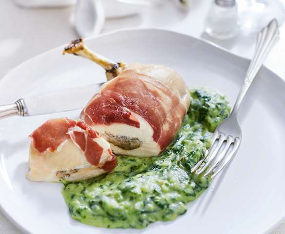 Getrüffelte Maispoularde auf Rahmspinat