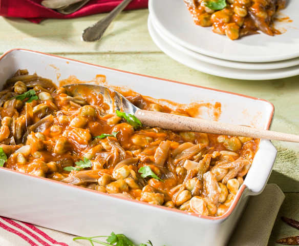 Habas en salsa de tomate con chalotas caramelizadas