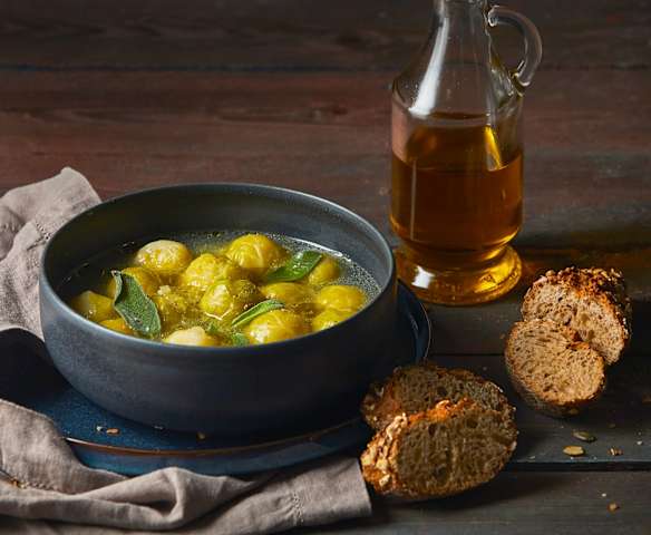 Minestra di cavoletti con olio alla salvia Minestra di cavoletti con olio alla salvia