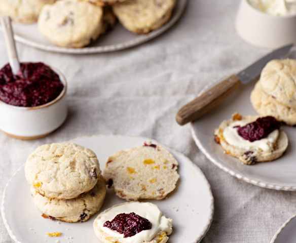 Scones con confettura di frutti rossi e semi di chia (senza glutine)