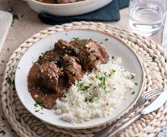 Conejo en salsa de chocolate y mantequilla de cacahuete