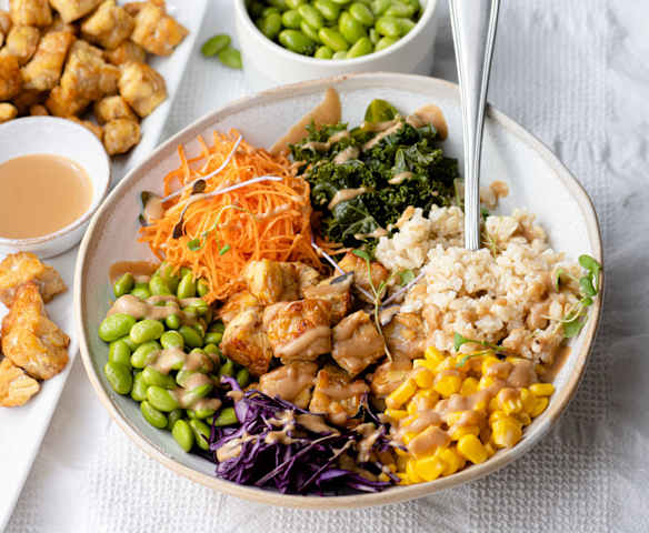 Buddha bowl tempeh avec vinaigrette à la cacahuète
