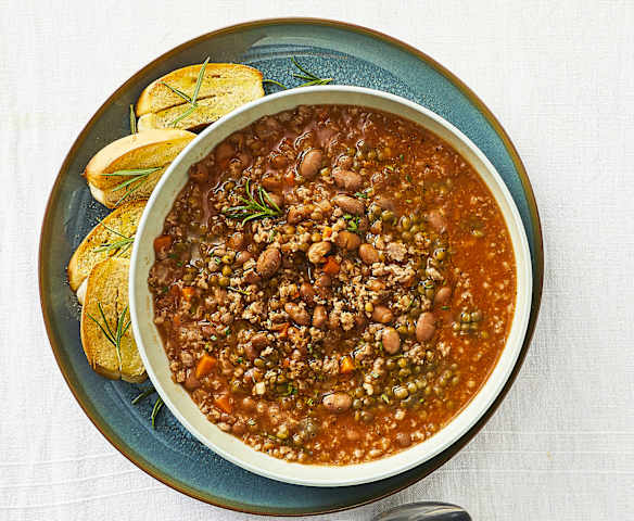 Zuppa marchigiana di legumi e salsiccia