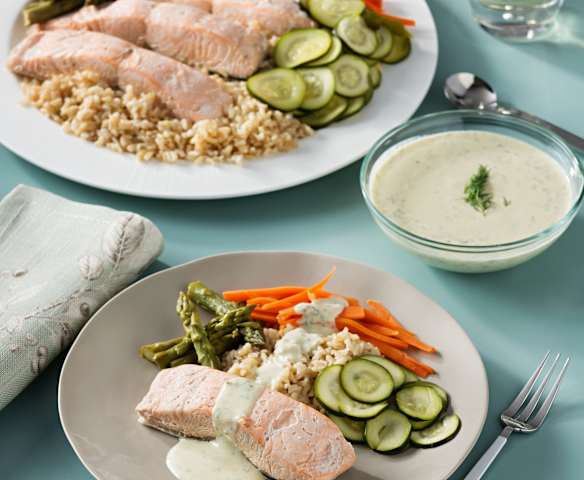 Salmón con arroz integral y verduras con salsa de eneldo