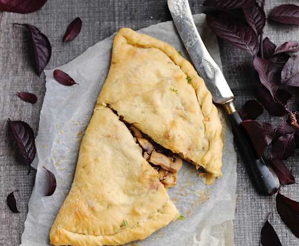 Calzone de cogumelos e mozarela